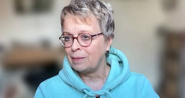 Quelle: Katholische Akademie Freiburg, Palliative Care Forum / zu sehen ist Frau Brüggemann Eine Frau in einem hellblauen Kapuzenpullover